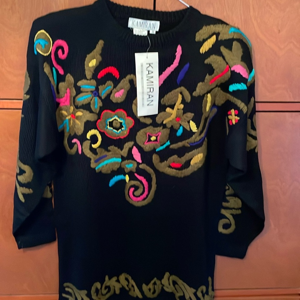 Vintage women’s sweater 
NWT 
Sz M
Beautiful design